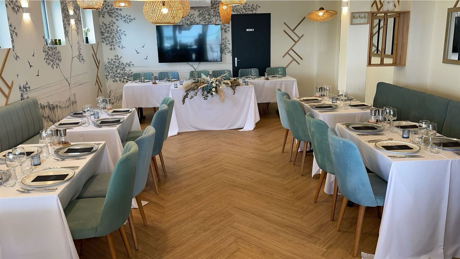 Salle dressée pour un événement